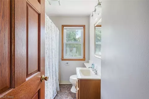 Bath - 6539 Glendale Ave, Boardman, OH 44512 photo 1 of 2