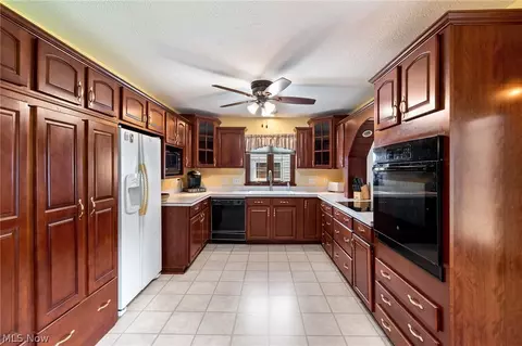 Kitchen - 321 Miami Ave, Elyria, OH 44035 photo 2 of 5
