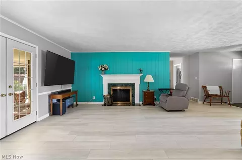 Living - 321 Miami Ave, Elyria, OH 44035 photo 1 of 4