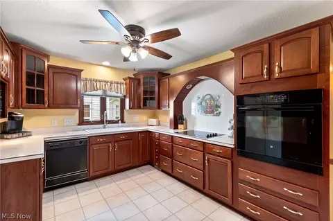 Kitchen - 321 Miami Ave, Elyria, OH 44035 photo 3 of 5