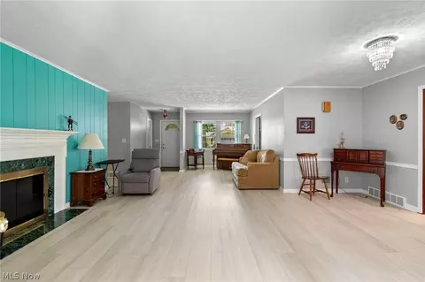 Living - 321 Miami Ave, Elyria, OH 44035 photo 3 of 4
