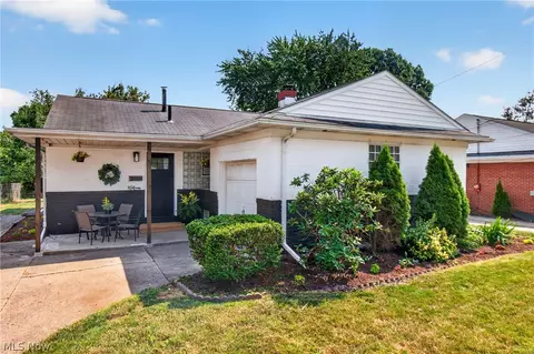 514 6th St NW, North Canton, OH 44720