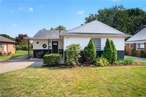 514 6th St NW, North Canton, OH 44720
