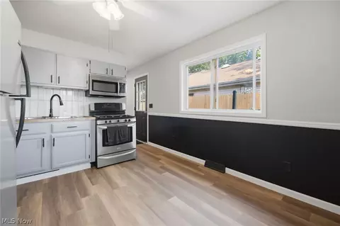 Entry Way - 715 S Logan St, Elyria, OH 44035 photo 1 of 3