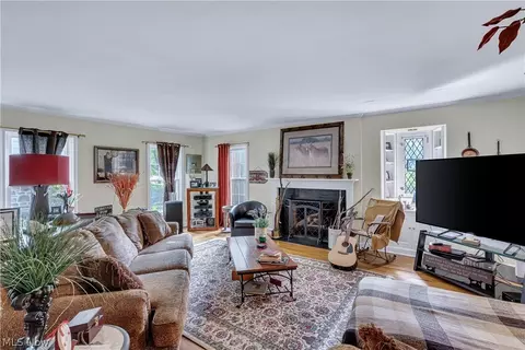 Living - 4129 Oak Knoll Dr, Boardman, OH 44512 photo 2 of 4