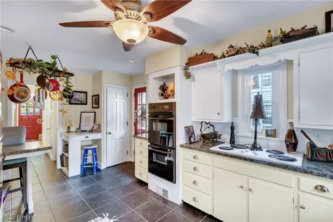 Kitchen - 4129 Oak Knoll Dr, Boardman, OH 44512 photo 3 of 3