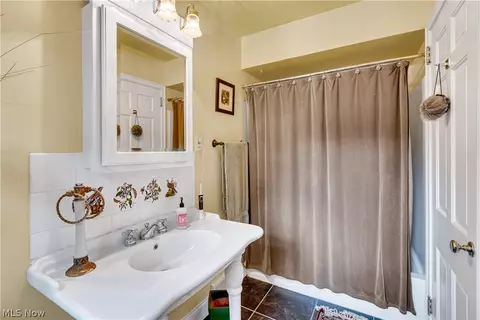 Bath - 4129 Oak Knoll Dr, Boardman, OH 44512 photo 2 of 3