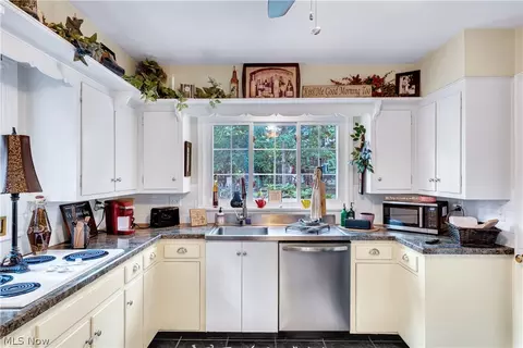 Kitchen - 4129 Oak Knoll Dr, Boardman, OH 44512 photo 2 of 3
