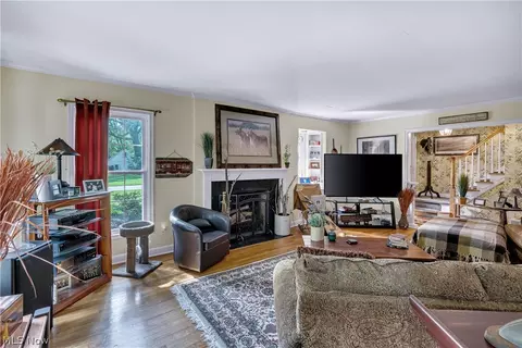 Living - 4129 Oak Knoll Dr, Boardman, OH 44512 photo 3 of 4