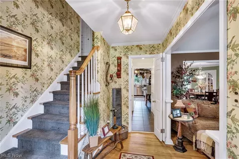 Entry Way - 4129 Oak Knoll Dr, Boardman, OH 44512 photo 4 of 9
