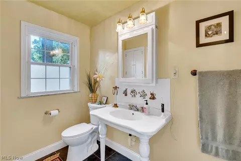 Bath - 4129 Oak Knoll Dr, Boardman, OH 44512 photo 1 of 3