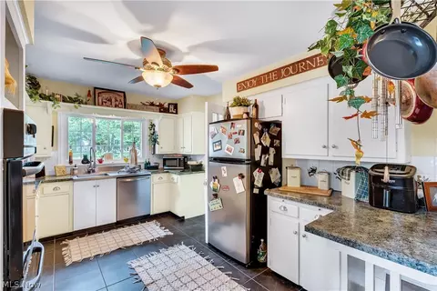 Kitchen - 4129 Oak Knoll Dr, Boardman, OH 44512 photo 1 of 3