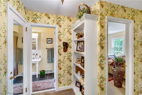 Entry Way - 4129 Oak Knoll Dr, Boardman, OH 44512 photo 6 of 9