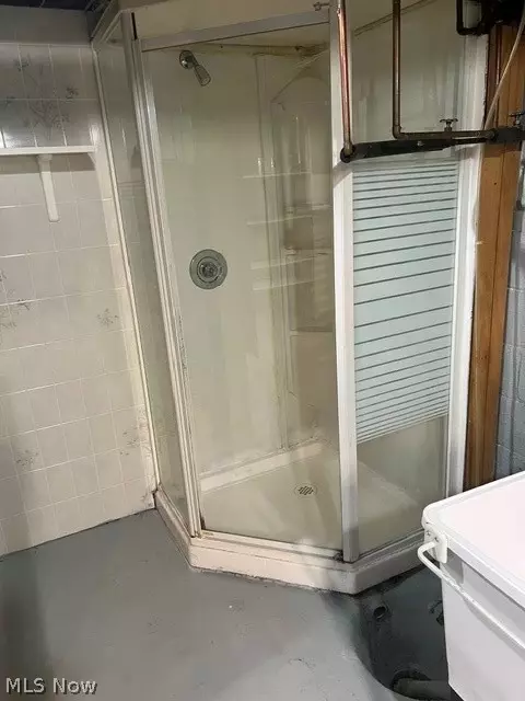 Bath - 2023 W 10th St, Ashtabula, OH 44004 photo 5 of 5