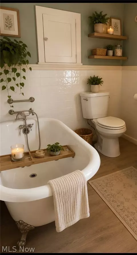 Bath - 2023 W 10th St, Ashtabula, OH 44004 photo 1 of 5