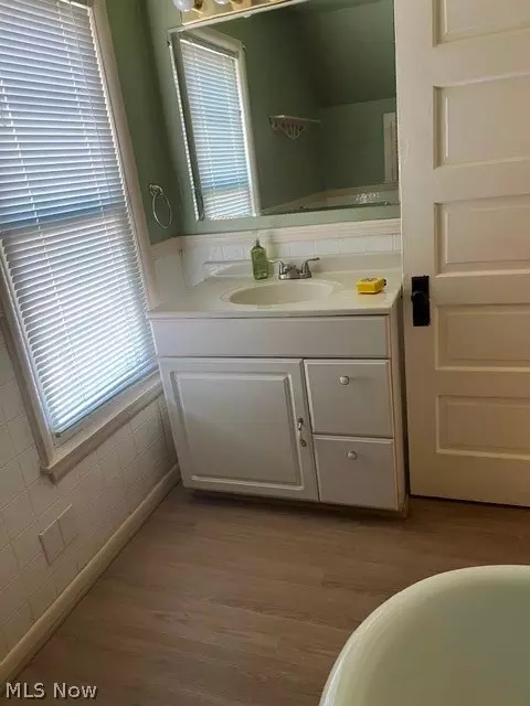 Bath - 2023 W 10th St, Ashtabula, OH 44004 photo 2 of 5