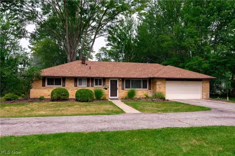 33 Oviatt Dr, Northfield, OH 44067
