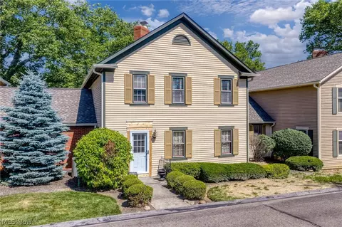 53 Hudson Common Dr, Hudson, OH 44236