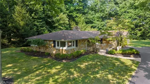 981 Worton Park Dr, Mayfield Village, OH 44143