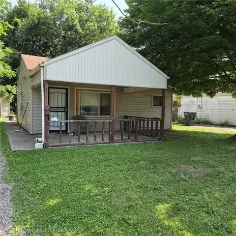 1814 Victoria St SW, Warren, OH 44485