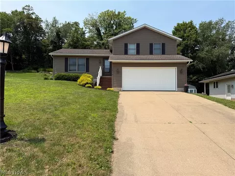 1016 Thomas Dr SW, New Philadelphia, OH 44663
