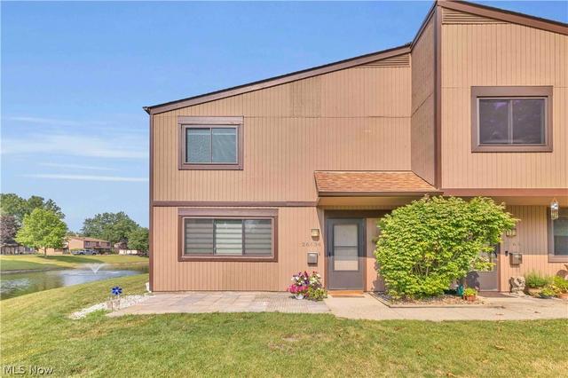 26636 Lake Of The Falls Rd, Olmsted Falls, OH 44138