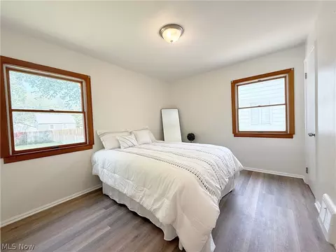 Bedroom - 522 Eastern Heights Blvd, Elyria, OH 44035 photo 4 of 9