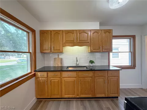 Kitchen - 522 Eastern Heights Blvd, Elyria, OH 44035 photo 3 of 6