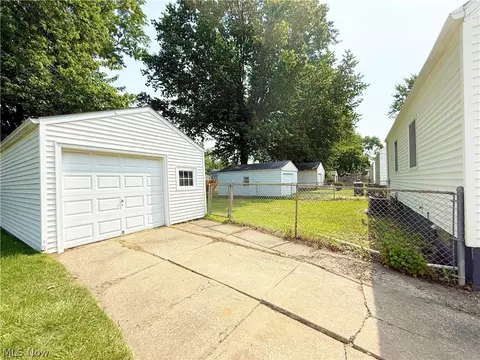 Exterior - 522 Eastern Heights Blvd, Elyria, OH 44035 photo 7 of 8