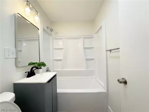 Bath - 522 Eastern Heights Blvd, Elyria, OH 44035 photo 2 of 3