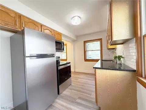 Kitchen - 522 Eastern Heights Blvd, Elyria, OH 44035 photo 4 of 6