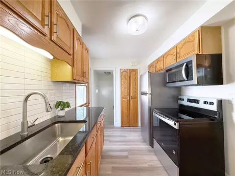 Kitchen - 522 Eastern Heights Blvd, Elyria, OH 44035 photo 2 of 6