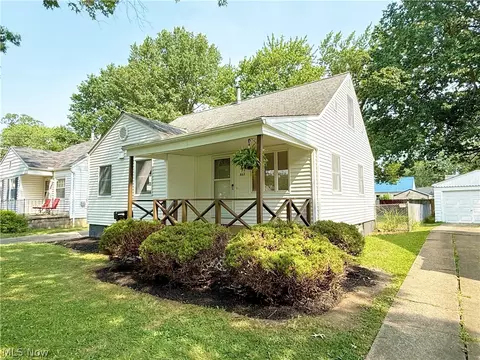 Exterior - 522 Eastern Heights Blvd, Elyria, OH 44035 photo 3 of 8
