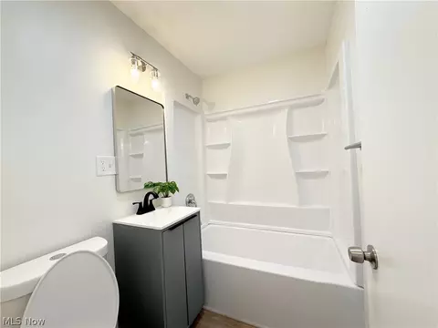 Bath - 522 Eastern Heights Blvd, Elyria, OH 44035 photo 1 of 3