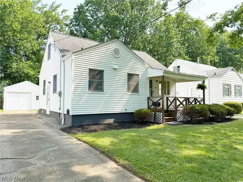 Exterior - 522 Eastern Heights Blvd, Elyria, OH 44035 photo 2 of 8