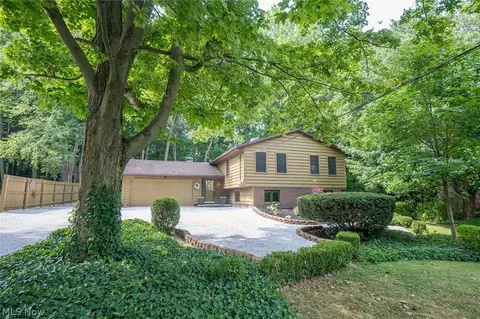 10676 Prouty Rd, Concord Twp, OH 44077