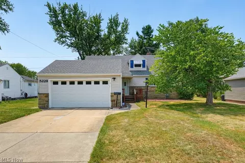 5228 Thornbury Rd, Lyndhurst, OH 44124