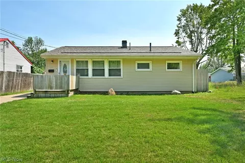 2231 Stewart Dr NW, Warren, OH 44485
