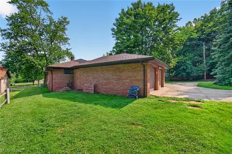 488 Strader Rd, Akron, OH 44305 photo 3