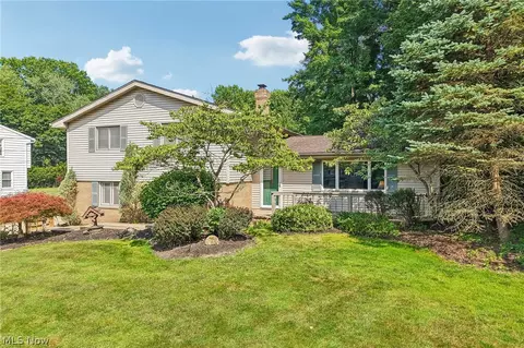 8127 Rolling Brook Rd, Sagamore Hills, OH 44067
