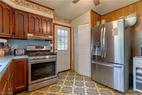 Kitchen - 7101 Pinecrest St NE, Canton, OH 44721 photo 4 of 5