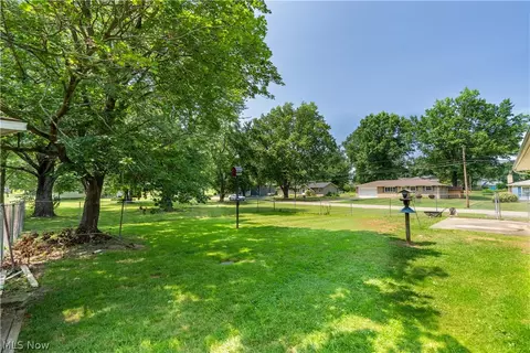 Exterior - 7101 Pinecrest St NE, Canton, OH 44721 photo 6 of 7
