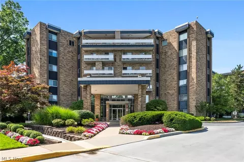 2112 Acacia Park Dr #607, Lyndhurst, OH 44124