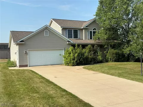 1196 Marigold St NW, Hartville, OH 44632