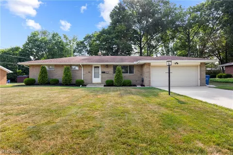 5139 Evergreen Dr, North Olmsted, OH 44070