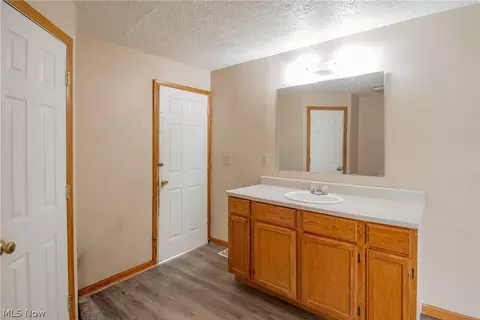 Entry Way - 665 Thayer St, Akron, OH 44310 photo 4 of 7