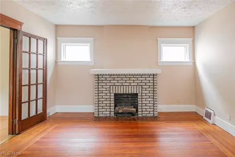 Living - 665 Thayer St, Akron, OH 44310 photo 4 of 5