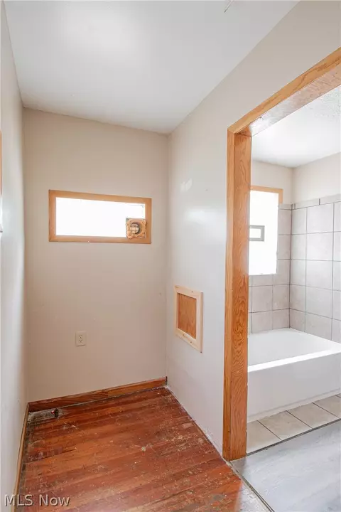 Entry Way - 665 Thayer St, Akron, OH 44310 photo 6 of 7