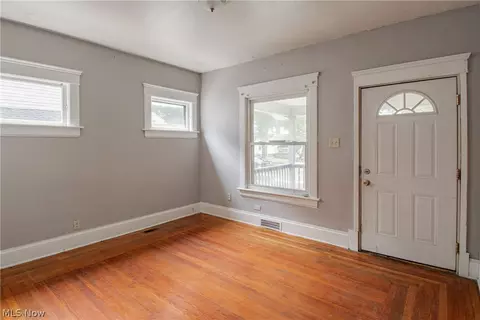 Living - 665 Thayer St, Akron, OH 44310 photo 2 of 5