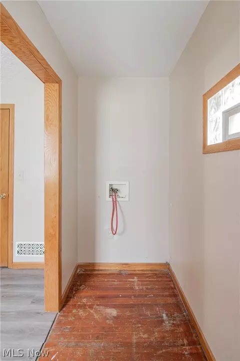 Entry Way - 665 Thayer St, Akron, OH 44310 photo 5 of 7